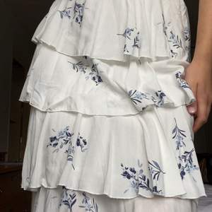 En midi-kjol från Nakd som är oanvänd. Fint blommigt mönster med volanger. Säljer då den inte kommit till användning. Lappen sitter kvar. 