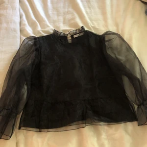 Nakd Top - Säljer en jättefin tröja från nakd i strl 38 i meshtyg med svart undertyg i mitten som nog går att ta bort om man vill! Är lite croppad i modellen och har en kort krage, samt lite puffärmar. Endast använd ett få tal gånger så är i jättefint skick!😆😆 Frakt tillkommer!
