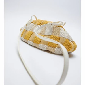 Pärlväska Zara - Annorlunda gul väska från Zara med pärlor! (Andra bilden lånad)