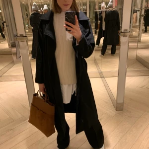 Svart kappa från BikBok - Svart kappa från BikBok. Använt skick. Säljer pga att den inte kommer till användning. 