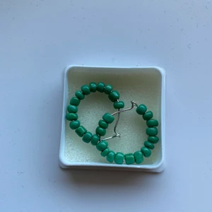 Gröna pärlörhängen 💚 - Säljer dessa fina handgjorda pärlörhängerna <3