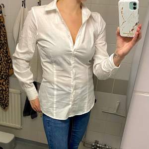 Vit skjorta från Only i storlek 36. Perfekt att ha som ”underskjorta” till tröjor eller kanske som servitris-skjorta. Oanvänd med lapp kvar.