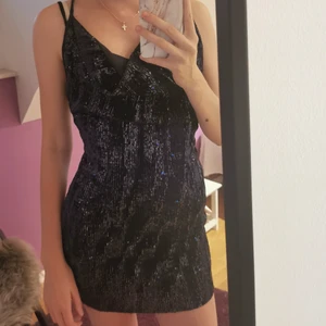 Sjukt snygg festklänning - Köpt från in the style, storlek uk 4 alltså 36 i eu. Perfekt till fest eller högtider🤩