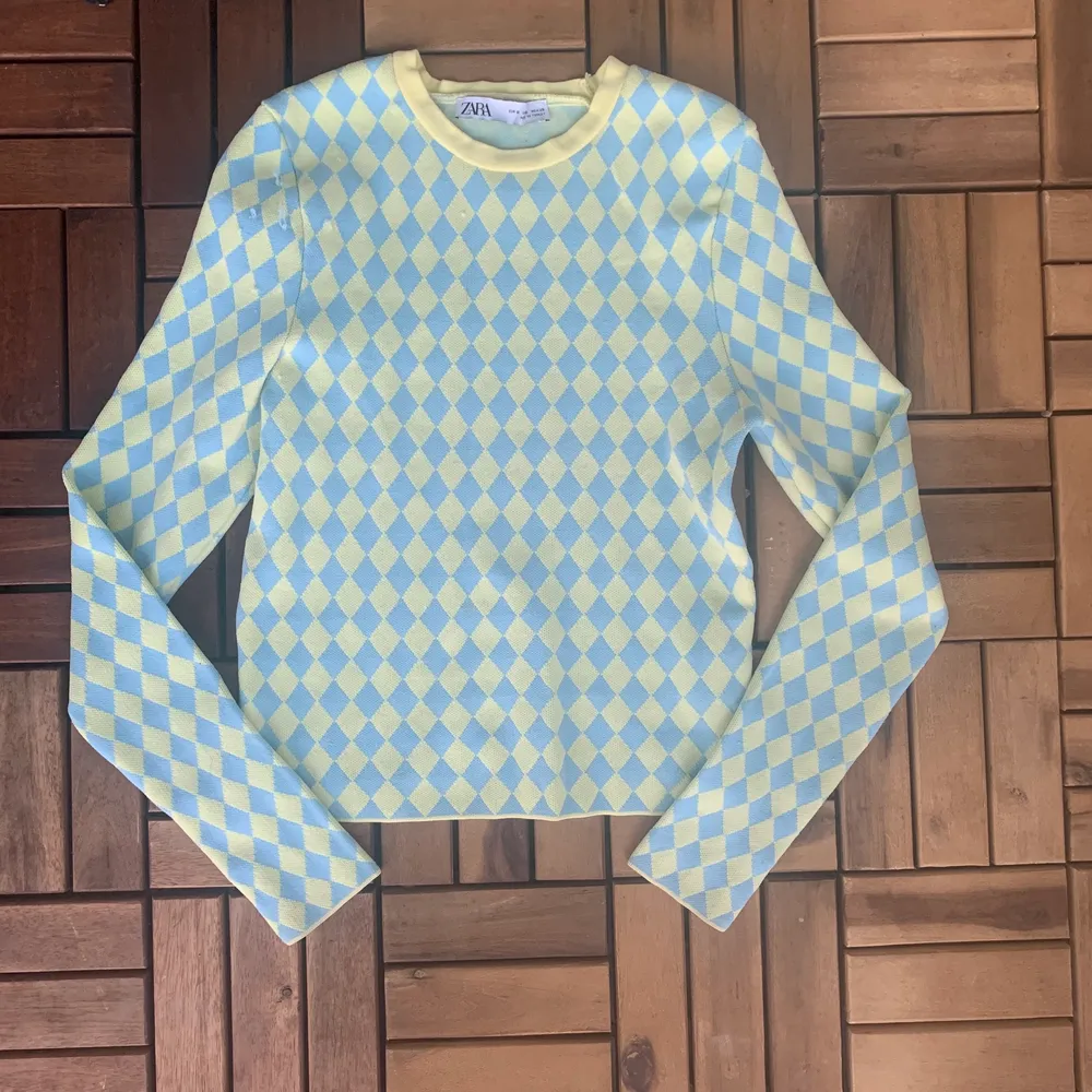 Jättegullig gul och ljusblå rutig tröja från zara, storlek xs. Lite slitage (frakt kostar 66 och ingår inte i priset). Toppar.
