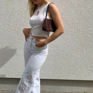 topp - Jättefin topp med ”hål” detalj över bröstet, köparen står för frakten 🤎