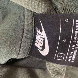 Grön Nike hoodie. Sick 8 den är nästn som ny:)