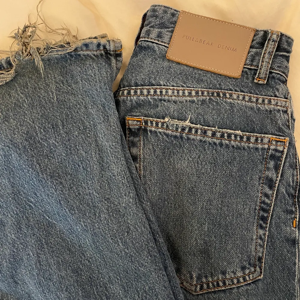 Säljer dessa superfina jeans från pull and bear med slits nertill i storlek 34. Säljer då de tyvärr inte kommer till användning längre. Kan mötas upp i Stockholm annars tillkommer det fraktkostnad. Skriv privat för fler bilder eller frågor!. Jeans & Byxor.