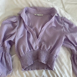 Tröja  - Jag säljer denna fina tröja då jag tyvärr inte använde den längre. Endast använt ett fåtal gånger så den är i ett mycket bra skick✨✨ skriv privat för fler bilder! Köparen står för frakten 💕🥰