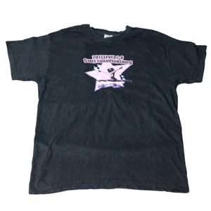 State Championships - Vintage T-shirt - En Nice svart tröja med coolt tryck som består av lila och rosa färger som är lite blekta. Perfekt för dig som gillar märke färger med vibranta färger som tryck. Har inte så baggy fit.