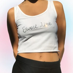 Topp med rhinestones - Reworked topp med rhinestones 💞 Passar storlek XS-S beroende på önskad fit. Modell är en storlek XS. Skriv om funderingar och följ oss på instagram för att få fri frakt på första köpet 💞