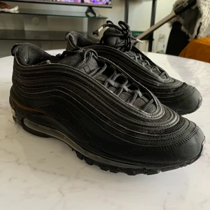 Air Max 97 Strlk 40 - Säljer dessa Air max 97or då de inte kommer till användning. Haft de i några månader och de är fräscha.