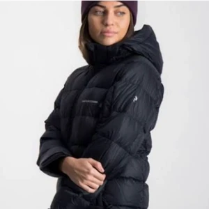 Peak Performance - Säljer min fina peak som jag köpte i slutet på 2019. Den är snvämd ett fåtal gånger då jag har en annan jacka. Den är i nyskick och har inga defekter! Köptes på intersport.  Frakt ingår