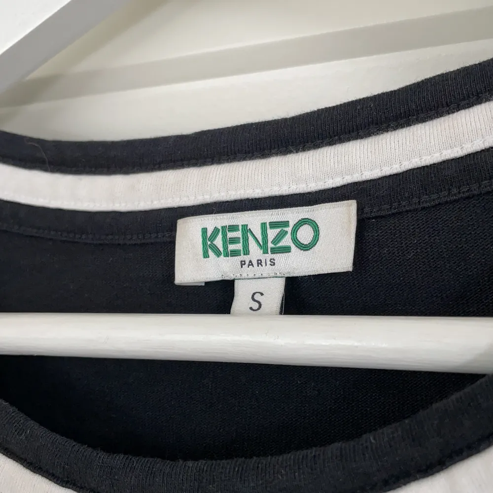 Nästan helt oanvänd Kenzo T-shirt 🌸 Väldigt bra skick 🌸  frakt ingår inte i priset . T-shirts.