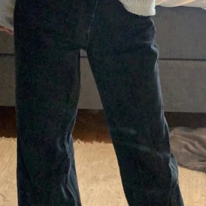 Jätte fina gråsvarta jeans - Jötte balla svartgråa jeans som inte har kommit till så stor användning köpte för 350kr och säljer för 120kr säg till privat vid mer bilder köparen stpr för frakten!!💓