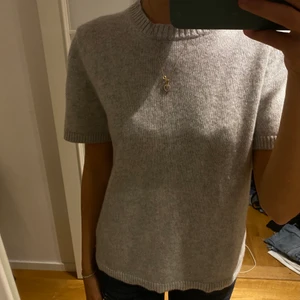 Kashmir t-shirt - Säljer min kashmir t-shirt från soft goat. Köptes i våras. Vid fler frågor är det bara att höra av sig❤️nypris 1800kr