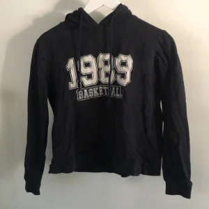 Hoodie strl S - Blå hoodie i begagnat skick. 