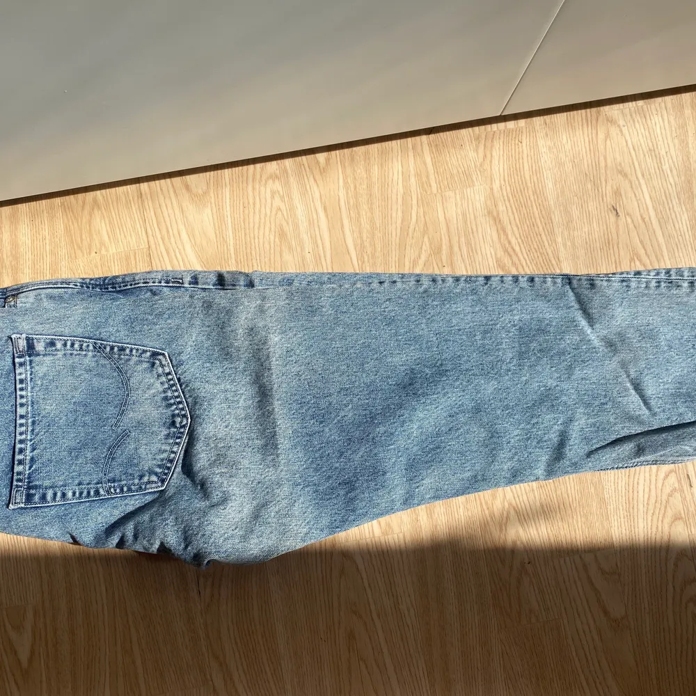 Köpte för länge sedan men blev för små! Hade använt dem mer annars för riktigt snygg färg på dem . Jeans & Byxor.
