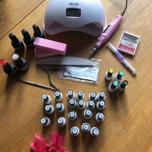 GELLACK  - 23 olika gellack färger, olika topcoats, baslack, Shine, matt, osv! Elektrisk nagelfil, uv/led lampa, lite nagelfilar och andra verktyg! Allt för 450 kr!              Endast använt 2 ggr!         säljer ENDAST allt tillsammans💕