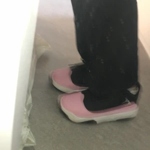 Jordans - Ett par jordans i bra skick använts få gånger! Original pris ungefär 1000, säljer pågrund av för små i storlek för mig💓 skriv för med bilder och mer info!🤩