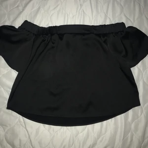 Off-shoulder topp strl M - Svart off-shoulder topp från bikbok i strl M. Aldrig använd! 