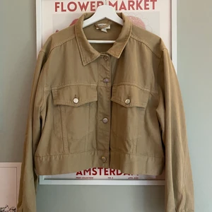 Jeansjacka Monki - Beigeaktig jacka från monki, i väldigt bra skick🤩