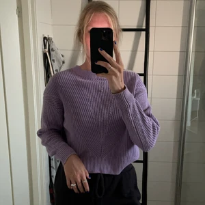 Lila stickad tröja  - Lila stickad tröja från mango. Använd välling rökte i storlek s. Super härlig lila färg. Skönt tröja som passar perfekt i allas garderob. Priset går alltid att diskutera. Betalning sker alltid innan jag skickar. +frakt tillkommer😊❤️😆