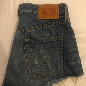 Levis shorts - Snygga Levis shorts som tyvärr är för små på mig så dom använd inte och dom är i bra skick. Hittar ingenstans i dom vilken storlek det är men skulle tro att dom passar xs/s bra! Skriv för frågor så kan jag försöka möta eller jämföra med andra byxor. 