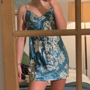 Zara sidenklänning  - Söt liten klänning från Zara i sidenliknande material men detalj framtill. Alldrig andvänd men lite skrynklig i bilden (bild från Zaras hemsida) Säljer pga att den inte passar min kroppsform. Köpt för 359 kr. 🌊