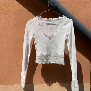 Tröja från Urban outfitters  - Lägger ut igen pga oseriös köpare! Jättefin tröja från Urban outfitters, säljer då den inte kommer till användning! Buda i kommentarerna eller köp direkt för 250