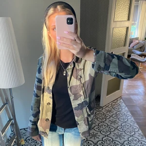Grön camo jacka - AVSLUTAS IDAG 17.00. Har nu bestämt mig för att sälja denna gröna camojacka från pull and bear. Kommer ändast sälja för bra bud! Den är i storlek S samt har inga defekter och går inte att köpa längre. Lite uppvikt bak på bild 3. Frakten ligger på 66kr! 