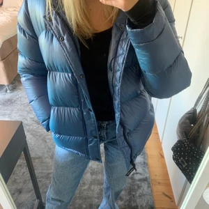 Aritzia jacka - Säljer denna coola blåskimriga jacka från Aritzia! 💙Gott skick men kommer knappt till användning. Modell: The super puff. Storlek S. Köparen står för frakt😊