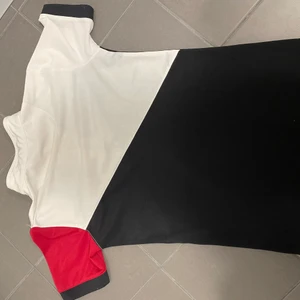 Kingsland tröja Xs.   440kr - Hej! Jag säljer min kingslands tröja som är för liten. Aldrig använd och bra sick! Finns nån fläck på framsidan som knappt syns. Är du intresserad så Sicka dm och den sickas direkt. Köparen står för frakt 66kr