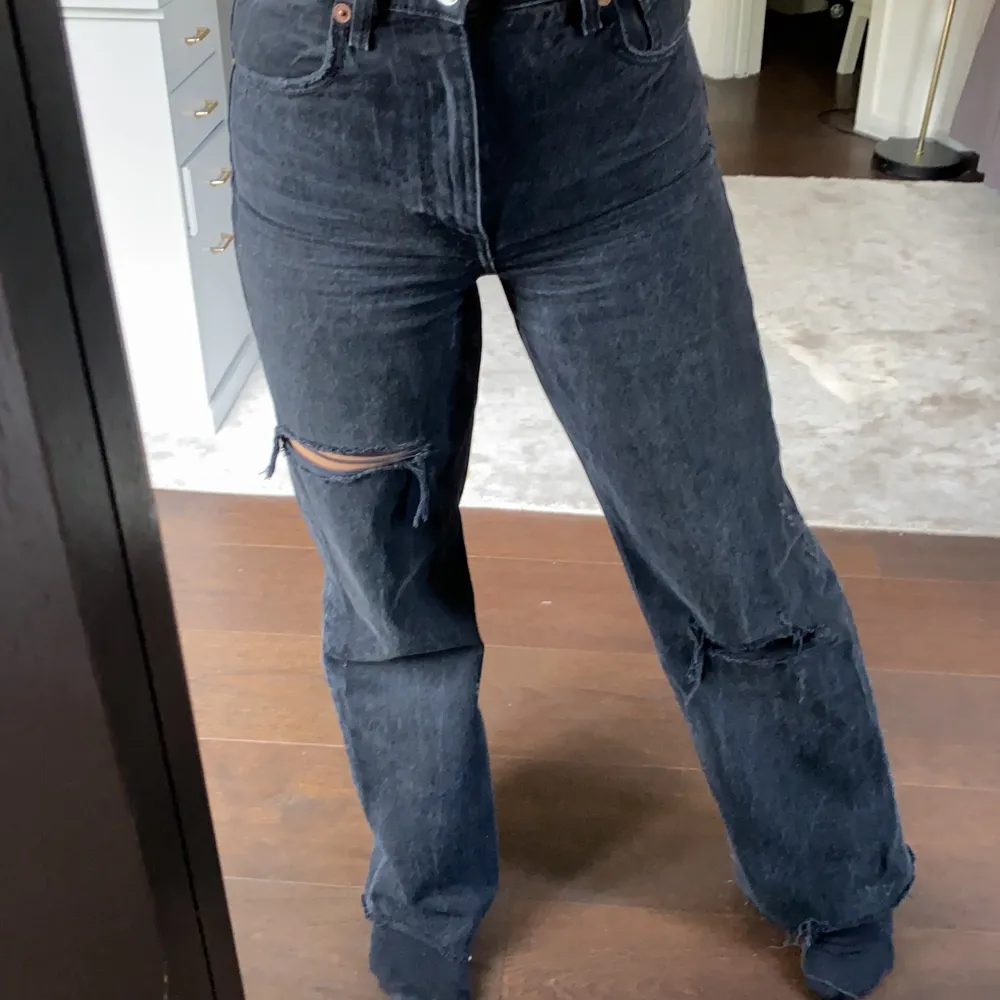 Svartgråa superfina slitna jeans, straight leg från zara. . Jeans & Byxor.