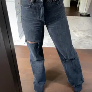 Svartgråa superfina slitna jeans, straight leg från zara. 