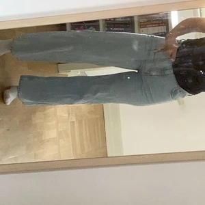 Weekday jeans  - Skit snygga byxor från weekday modellen ACE. Storlek W 28- L 30 jag är 168 och dom är lite för korta. Sitter jättebra i midjan och är extremt sköna😍 frakten kostar 70kr💕