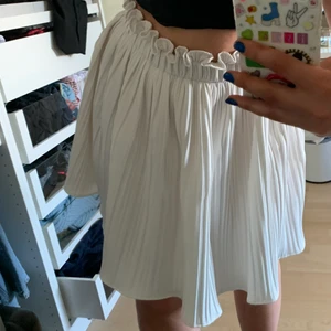 Kjol från Ginatricot - Hej säljer min kjol från gina. Den är INTE genomskinlig och är i bra skick. Midjebandet är strechit. Storlek:36 Skriv för fler bilder 