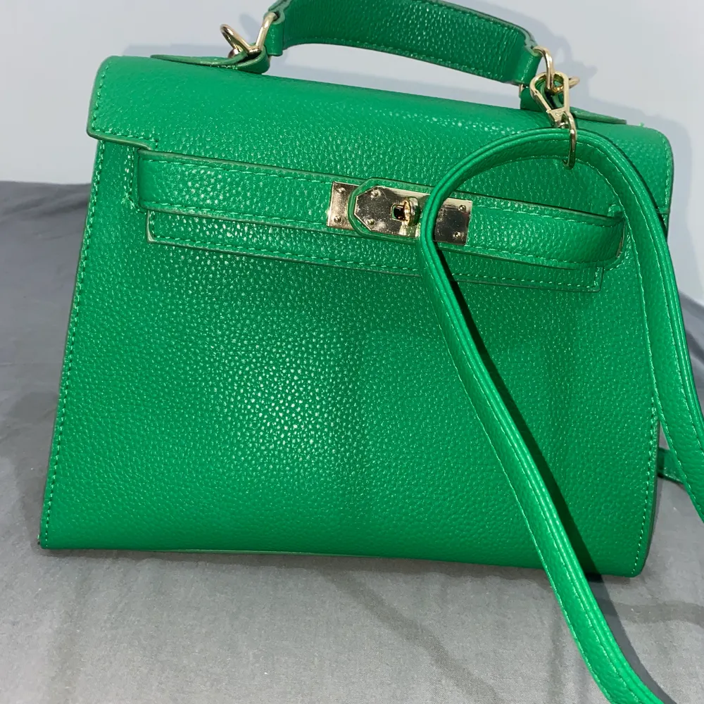 Beautiful green bag. Like a new. Väskor.
