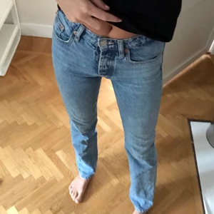 Zara jeans - Populära och slutsålda zara jeans i ljus denim färg! Jag är 173 som referens.