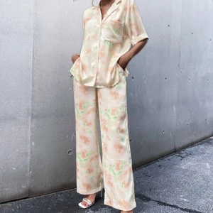 sett  - säljer detta fina fina sett! Storlek M i skjortan och L i byxorna! använt 1 gång! Säljer båda för 300kr!