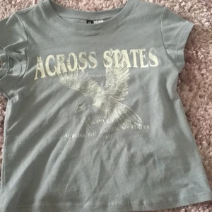 blå t-shirt XS - Blå kortärmad t-shirt helt oanvänd storlek XS. Hör av dig om frågor eller fler bilder.