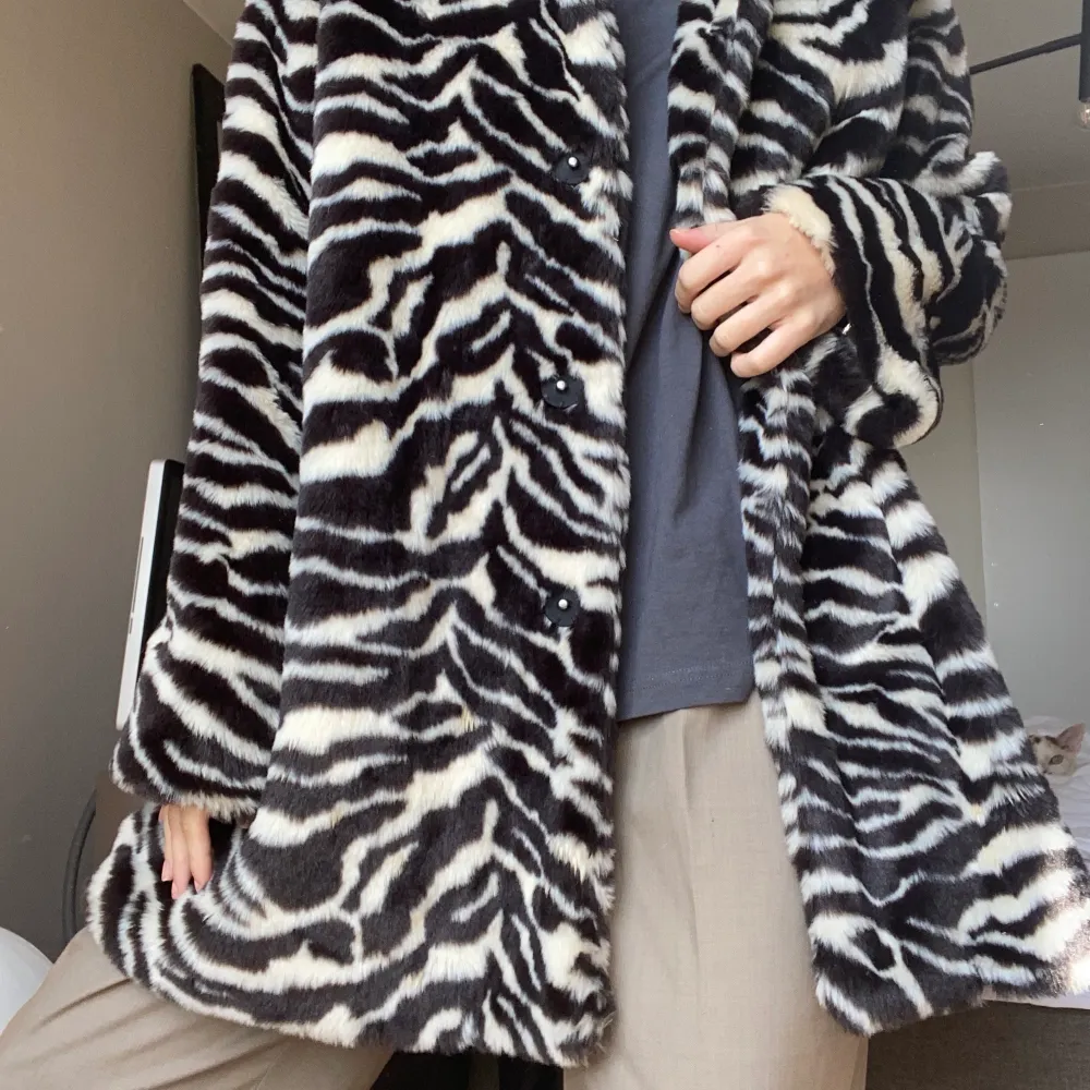 Helt magisk faux pälsjacka i zebramönster. Jag älskar den men har köpt en ny för i år. Den har krage & dolt knäppning. Strl. S men passar M då den är lite oversized. . Takit.