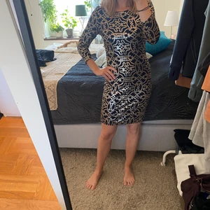 Paljettklänning från Vila i storlek XS - Fin paljettklänning i svart/guld. Aldrig använd. 