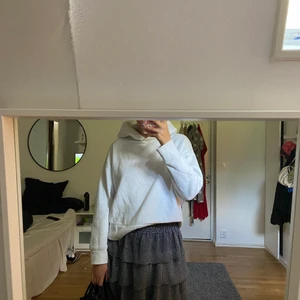 Vit hoodie - Vit hoodie från Zara i storlek M🤍🤍🤍