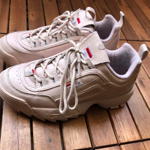 Fila disrupted skor rosa - Använda Fila skor i fint skick! Storlek 38.5