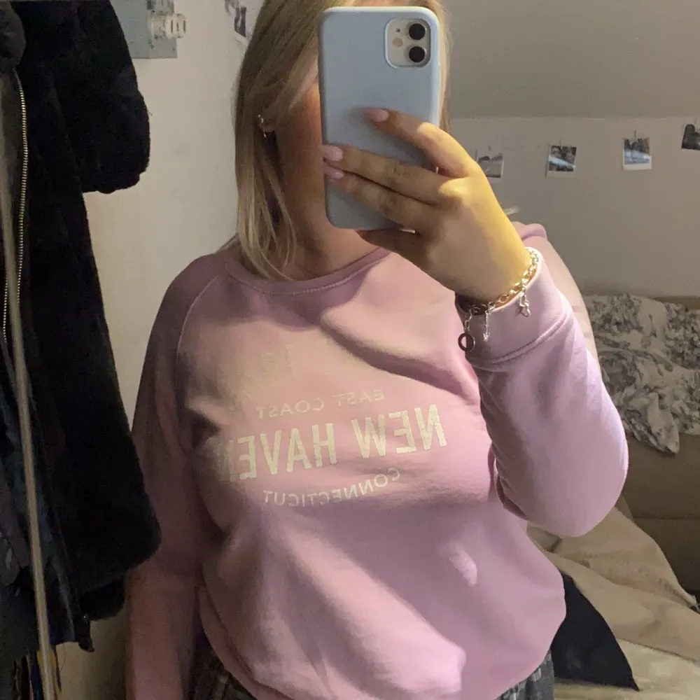 säljer nu denna super superfina sweatshirt från gant då den inte används. gant märket har försvunnit en del, därav priset. men utöver det är den i bra skick! väldigt fin tröja och även väldigt skön! . Hoodies.