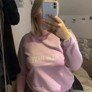 gant sweatshirt - säljer nu denna super superfina sweatshirt från gant då den inte används. gant märket har försvunnit en del, därav priset. men utöver det är den i bra skick! väldigt fin tröja och även väldigt skön! 