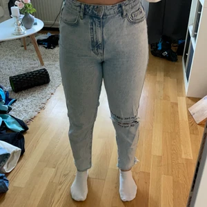 Blå momjeans  - Ljusblå momjeans från gina tricot men hål på höger knä. Slitna längst ner. På knät står det ”love me forever or never” 💘 tveka inte på att ställa frågor om det är något du undrar!