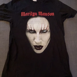 Marilyn Manson t shirt - Säljes pga jag har ej stilen längre och den används aldrig. Har använt denna ca 3 gånger och den köptes för 350kr säljes för 100kr