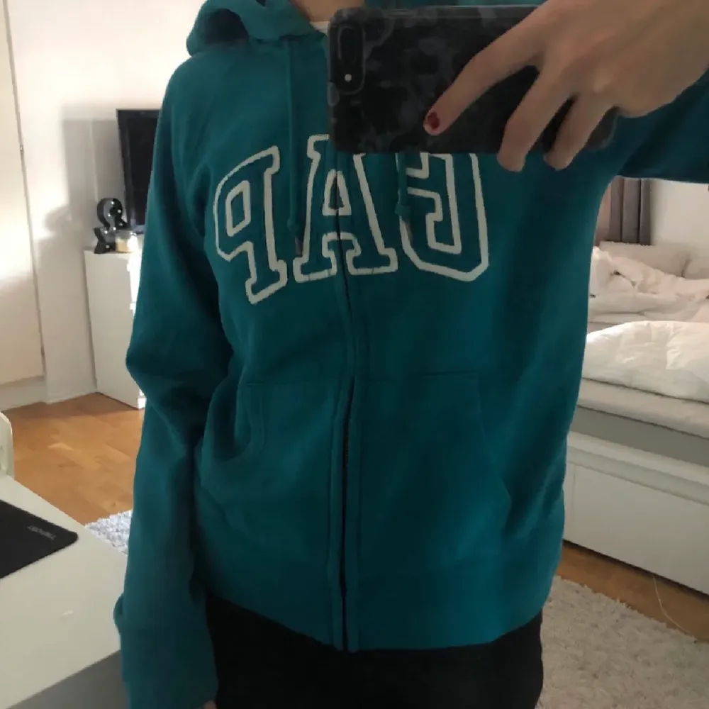 Lägger upp igen! Säljer den hör snygga hoodien med dragkedja från GAP som är min storebrors gammla❣️. Hoodies.