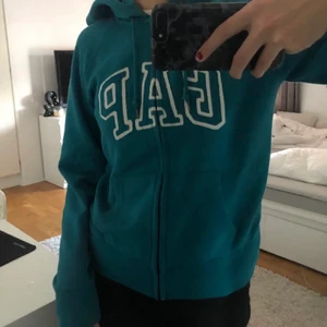 GAP hoodie - Lägger upp igen! Säljer den hör snygga hoodien med dragkedja från GAP som är min storebrors gammla❣️